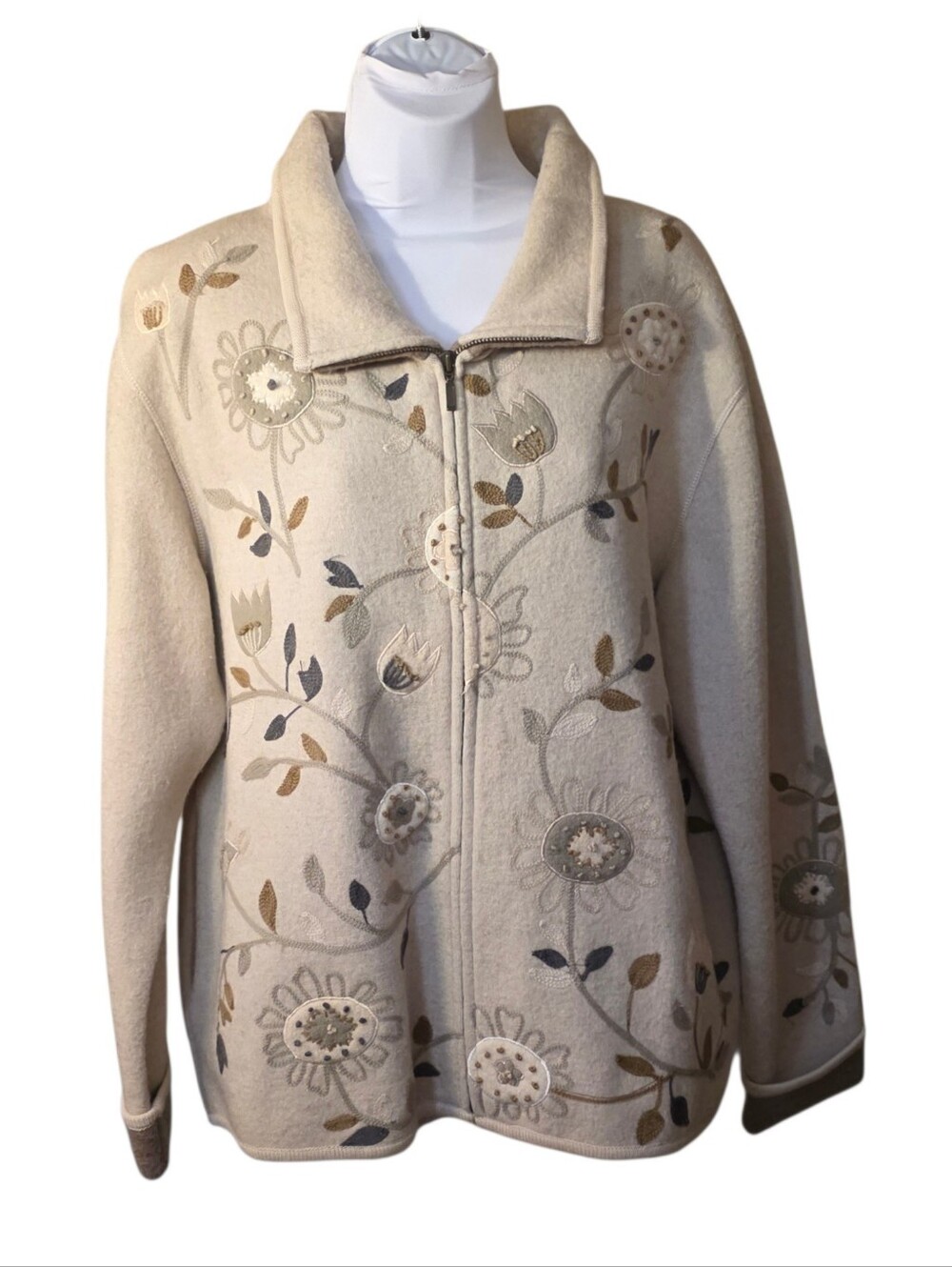 ICELANDIC DESIGN Embroidered Sweater